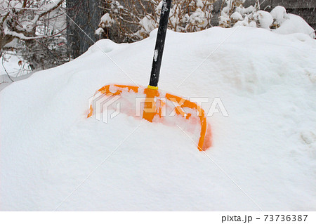 雪かき用のスコップ 73736387