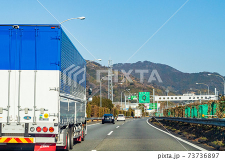 日本の交通・日本の物流・東名高速道路を走る車両 日本の交通・日本の物流・東名高速道路を走る車両 73736897