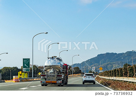 日本の交通・日本の物流・東名高速道路を走る車両 日本の交通・日本の物流・東名高速道路を走る車両 73736932