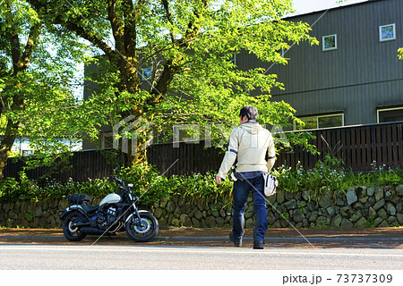 モーターサイクル 春の木漏れ日とライダー・バイク モーターサイクル 春の木漏れ日とライダー・バイク 73737309