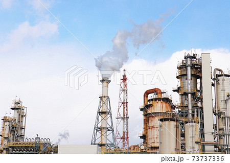 石油精製プラントの煙突から排出される煙とフレアスタック 石油精製プラントの煙突から排出される煙とフレアスタック 73737336