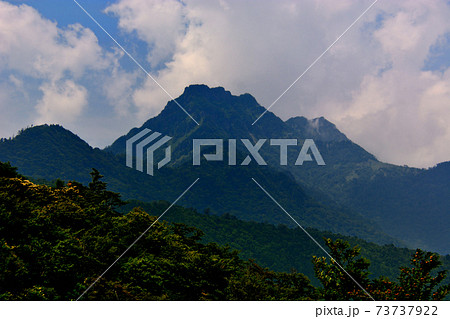 石鎚スカイラインの終点、土小屋遙拝殿より眺める石鎚山の雄姿・四国・愛媛県・久万高原 石鎚スカイラインの終点、土小屋遙拝殿より眺める石鎚山の雄姿・四国・愛媛県・久万高原 73737922
