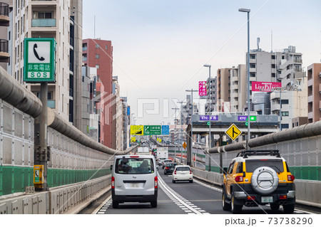 首都高4号新宿線を走る車両 73738290