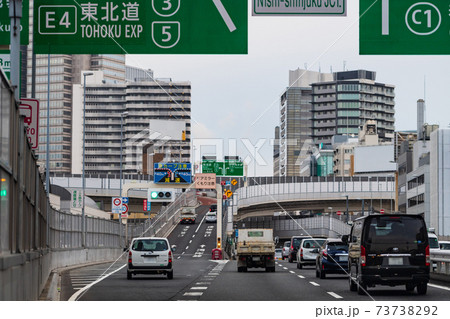 首都高4号新宿線を走る車両 73738292