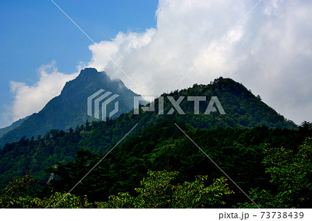 石鎚スカイラインより眺める石鎚山の雄姿と、四国連峰の美しい緑・四国・愛媛県・久万高原(4) 石鎚スカイラインより眺める石鎚山の雄姿と、四国連峰の美しい緑・四国・愛媛県・久万高原(4) 73738439