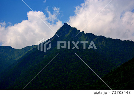 石鎚スカイラインより眺める石鎚山の雄姿と、四国連峰の美しい緑・四国・愛媛県・久万高原(13) 石鎚スカイラインより眺める石鎚山の雄姿と、四国連峰の美しい緑・四国・愛媛県・久万高原(13) 73738448