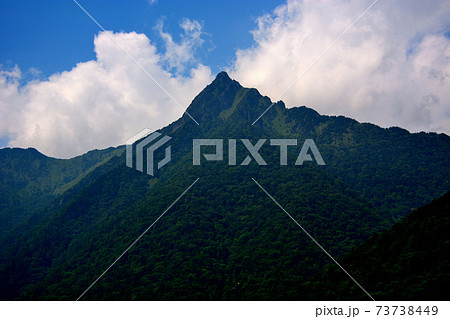 石鎚スカイラインより眺める石鎚山の雄姿と、四国連峰の美しい緑・四国・愛媛県・久万高原(14) 73738449
