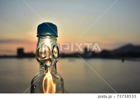 太陽の光が注がれるラムネ瓶の写真素材 太陽の光が注がれるラムネ瓶の写真素材
