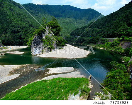 久万川と面河川(仁淀川)の合流地点にある奇岩、三戸嶽(みみどだけ)・四国・愛媛県・久万高原(1) 久万川と面河川(仁淀川)の合流地点にある奇岩、三戸嶽(みみどだけ)・四国・愛媛県・久万高原(1) 73738923
