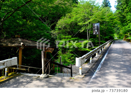 長沢の滝の入口の眺め・恋愛成就のハート型の穴から流れ落ちる、美しい名瀑・四国カルスト・高知県(1) 長沢の滝の入口の眺め・恋愛成就のハート型の穴から流れ落ちる、美しい名瀑・四国カルスト・高知県(1) 73739180