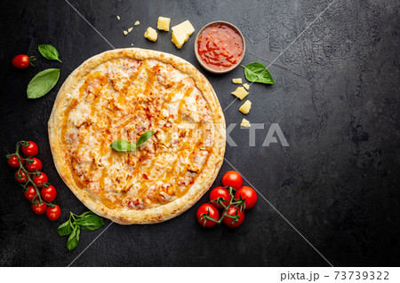 Tasty chicken pizza 73739322