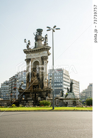 スペインバルセロナのスペイン広場の中心に作られた石造りの像のある塔の写真素材 スペインバルセロナのスペイン広場の中心に作られた石造りの像のある塔の写真素材