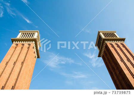 快晴のまぶしい日差しの下のスペインバルセロナのスペイン広場のベネチアの塔の写真素材 快晴のまぶしい日差しの下のスペインバルセロナのスペイン広場のベネチアの塔の写真素材