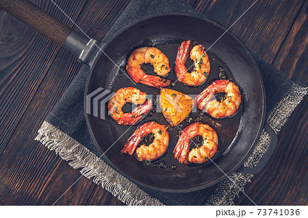 Cooked shrimps with thyme 73741036