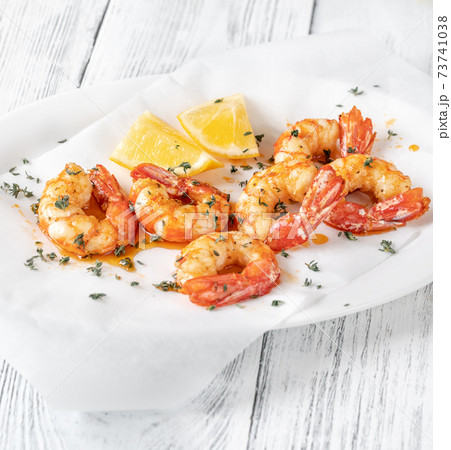 Shrimps with thyme and lemon wedges 73741038