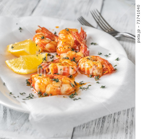 Shrimps with thyme and lemon wedges 73741040