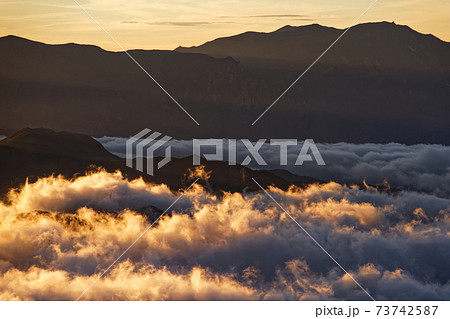 八ヶ岳連峰・前三ツ頭から見る朝日差す金峰山と雲海 73742587