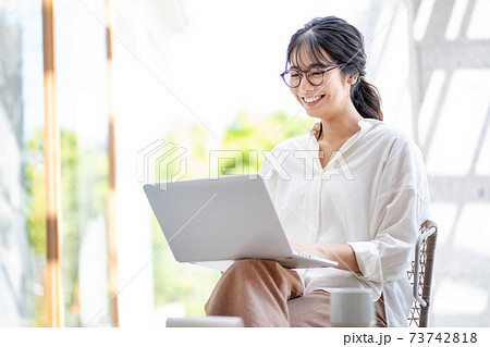 ワーケーションする若い女性 73742818