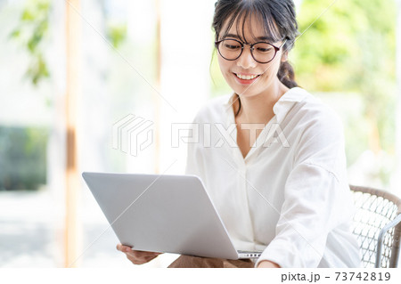ワーケーションする若い女性 73742819