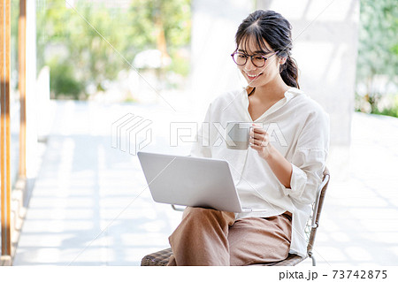 ワーケーションする若い女性 ワーケーションする若い女性 73742875