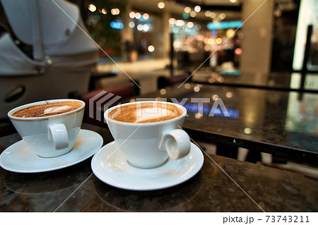 おしゃれなカフェとコーヒーの風景の写真素材