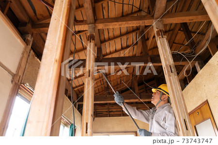住宅リフォーム　スケルトンリフォーム　解体現場　作業員 73743747