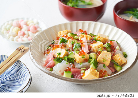 ちらし寿司と蛤のお吸い物 73743803
