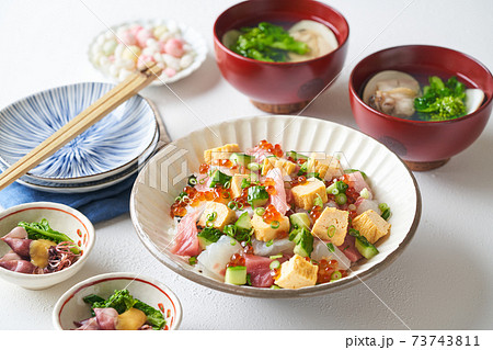 ちらし寿司と蛤のお吸い物 73743811