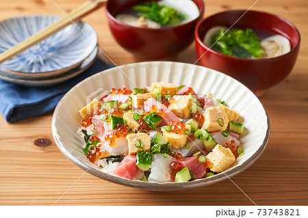 ちらし寿司と蛤のお吸い物 73743821