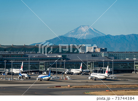 【羽田空港　第1ターミナルの富士山と飛行機】 73744384