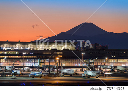 【羽田空港　第1ターミナル　夕景の富士山と飛行機】 73744393