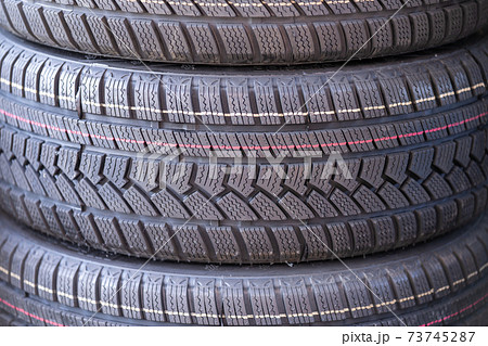 車に積んだスタッドレスタイヤ 73745287
