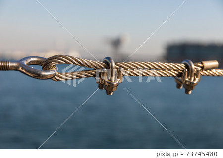 ワイヤーを止めるクリップ金具 クローズアップの写真素材