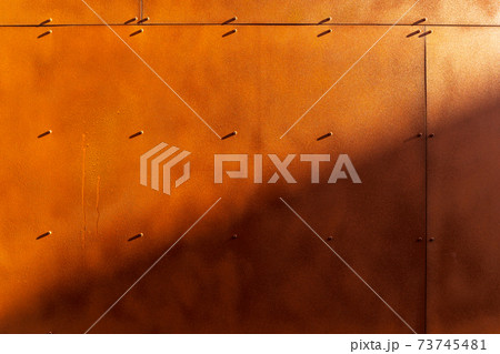 茶色い鉄板の壁と影による抽象 73745481