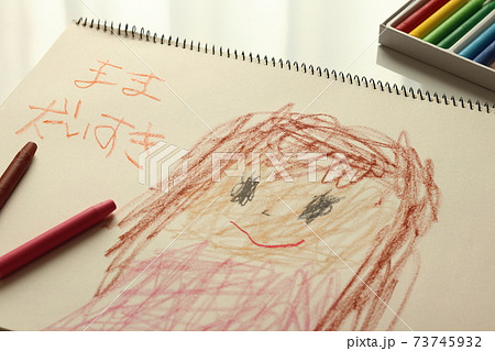 子供がクレヨンでスケッチブックに描いた母親の絵 73745932