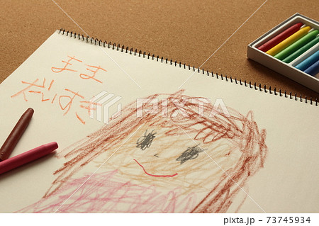 子供がクレヨンでスケッチブックに描いた母親の絵 73745934