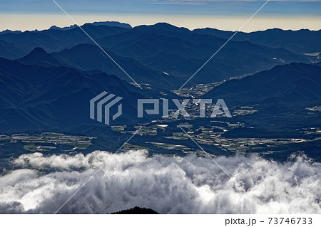 八ヶ岳連峰・権現岳稜線から見る雲海と川上村方面の町並み 73746733