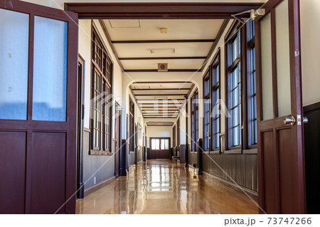 旧亀城小学校本館　2階廊下 73747266