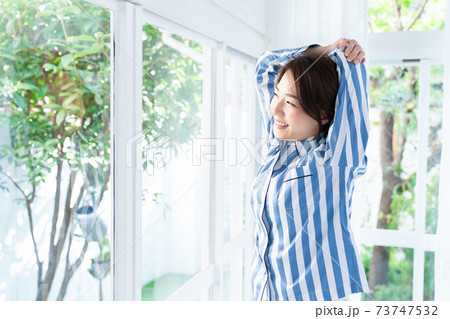 パジャマを着た女性 73747532
