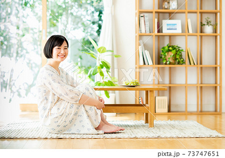 リビングに座る若い女性 73747651