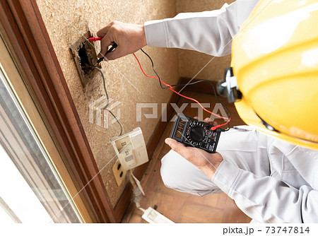 住宅リフォーム 解体現場 ACコンセントの通電を調査するビジネスマン 住宅リフォーム 解体現場 ACコンセントの通電を調査するビジネスマン 73747814