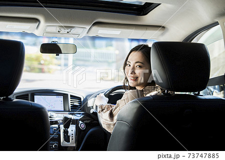 車を運転する若い女性 車を運転する若い女性 73747885