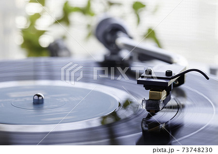 陽の射し込む窓際でレコードプレーヤーで音楽を聴く 陽の射し込む窓際でレコードプレーヤーで音楽を聴く 73748230