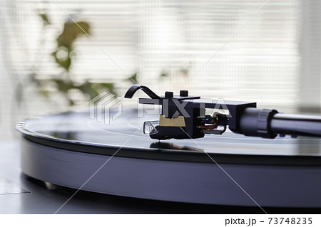 陽の射し込む窓際でレコードプレーヤーで音楽を聴く 陽の射し込む窓際でレコードプレーヤーで音楽を聴く 73748235