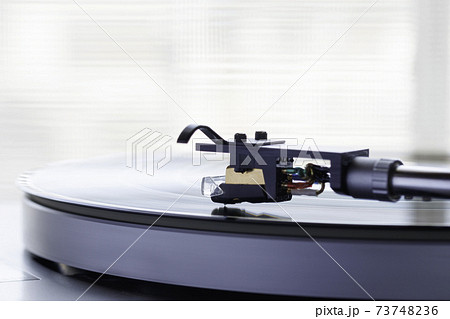 陽の射し込む窓際でレコードプレーヤーで音楽を聴く 陽の射し込む窓際でレコードプレーヤーで音楽を聴く 73748236