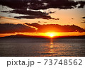 冬の海に沈む夕陽 冬の海に沈む夕陽 73748562