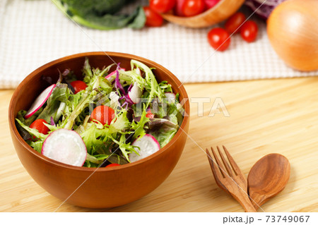 Organic salad for a healthy diet 73749067