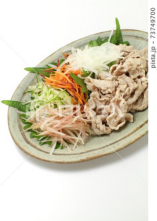 冷たい豚しゃぶサラダ、細切り野菜たっぷりの冷しゃぶサラダ 冷たい豚しゃぶサラダ、細切り野菜たっぷりの冷しゃぶサラダ 73749700