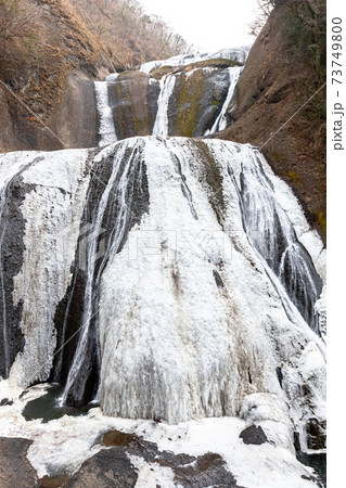 凍結した冬の袋田の滝 凍結した冬の袋田の滝 73749800