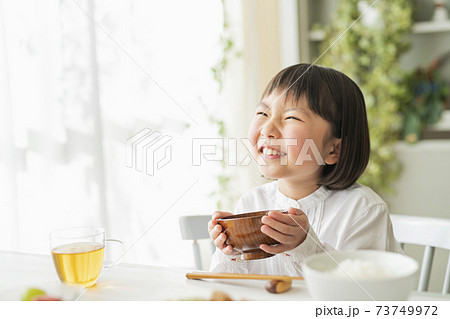 朝ごはんを食べる女の子 73749972